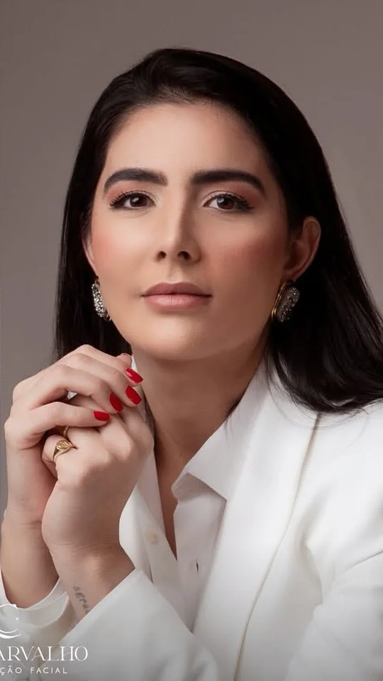 Dra. Luiza Carvalho de blazer branco