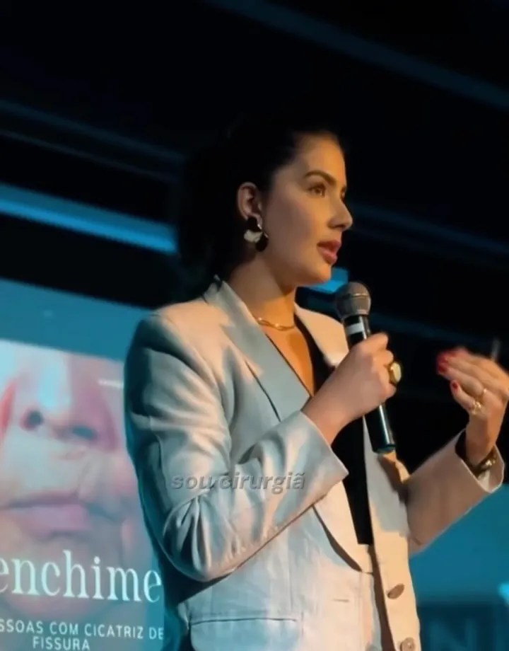 Dra. Luiza Carvalho palestrando